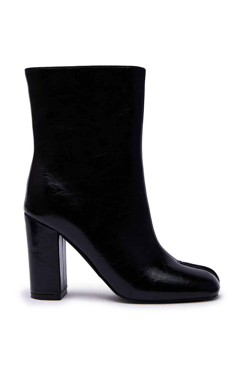 AZALEA WANG BILHA BLACK SPLIT TOE DETAIL BOOTIE