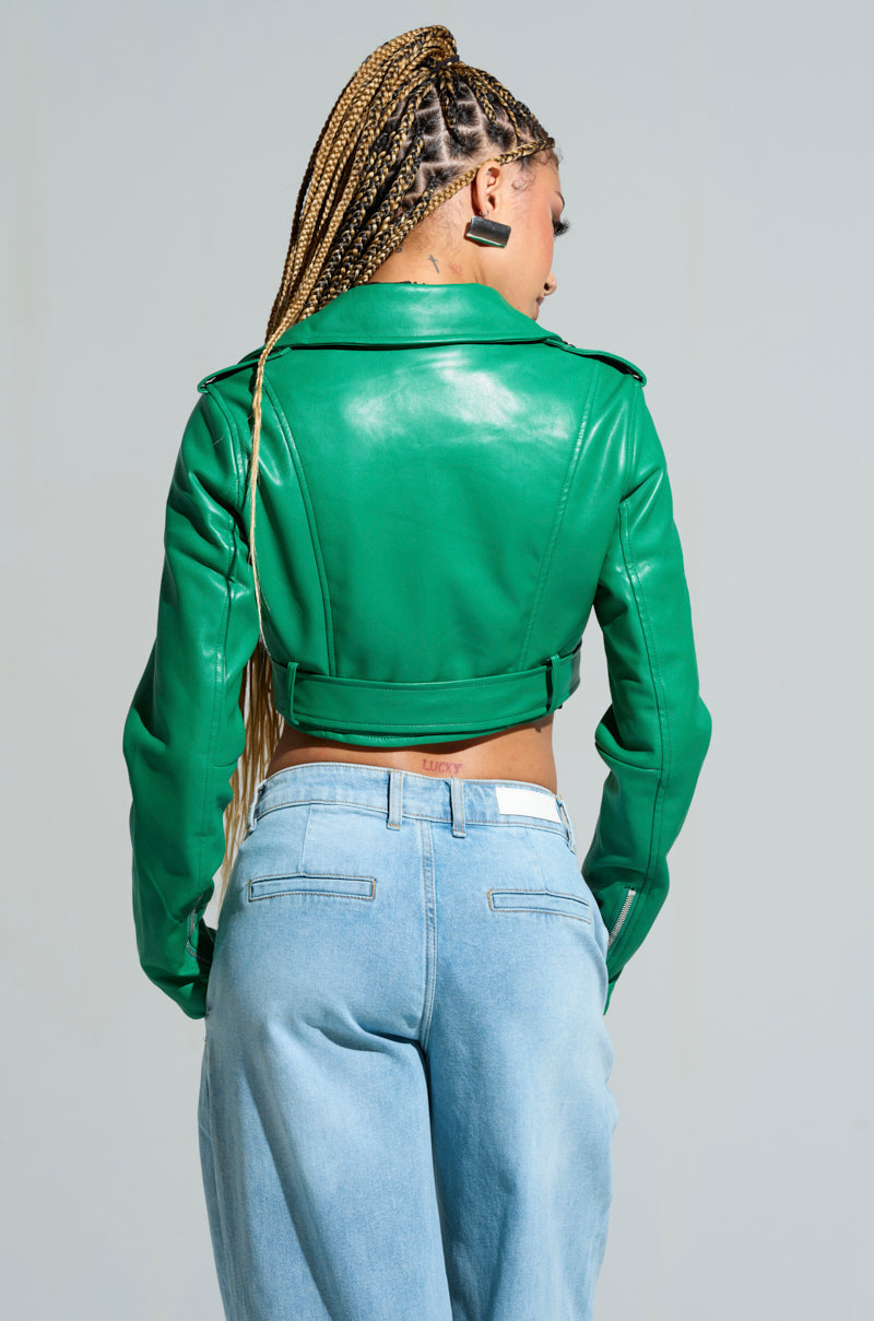 TRIO ESSENTIAL CROPPED MOTO IN GREEN