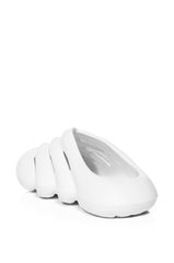 AZALEA WANG RUMBLE RUBBER FLAT SANDAL IN WHITE