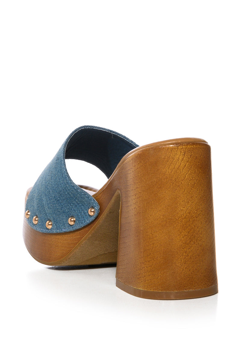 GROOVY CHUNKY PLATFORM SANDAL IN DENIM