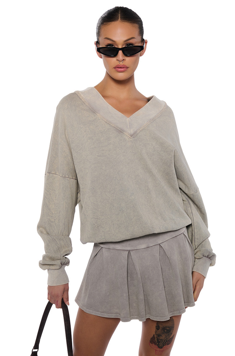 KAYLANI V NECK SWEATSHIRT IN LIGHT GREY