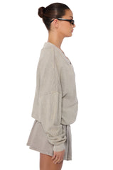 KAYLANI V NECK SWEATSHIRT IN LIGHT GREY