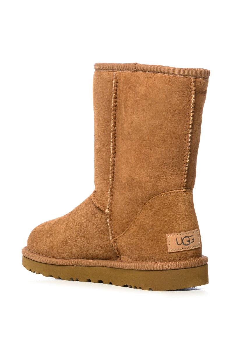 UGG CLASSIC SHORT II BOOTIE IN CHESTNUT